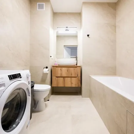 Three Bedroom - Parking, Aircon & Balcony By Rentujemy * Breslavia