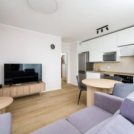 Three Bedroom - Parking, Aircon & Balcony By Rentujemy * Breslavia