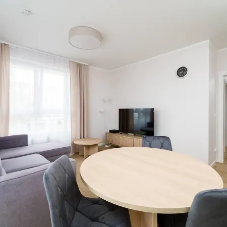 Three Bedroom - Parking, Aircon & Balcony By Rentujemy Apartamento
