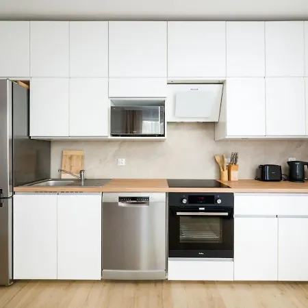 Three Bedroom - Parking, Aircon & Balcony By Rentujemy * Breslavia