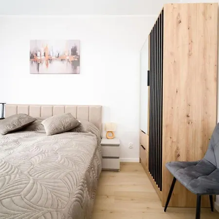 Three Bedroom - Parking, Aircon & Balcony By Rentujemy *