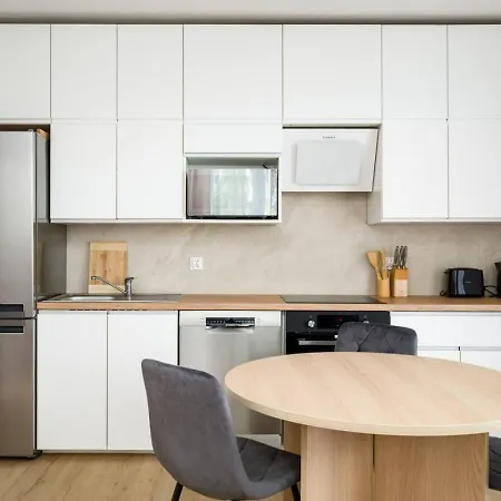 Three Bedroom - Parking, Aircon & Balcony By Rentujemy * Breslavia