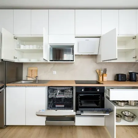 Three Bedroom - Parking, Aircon & Balcony By Rentujemy * Breslavia