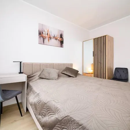 Three Bedroom - Parking, Aircon & Balcony By Rentujemy Apartamento