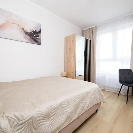 Three Bedroom - Parking, Aircon & Balcony By Rentujemy Breslavia