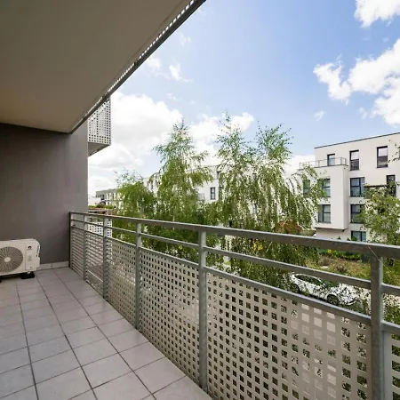 Three Bedroom - Parking, Aircon & Balcony By Rentujemy Apartamento