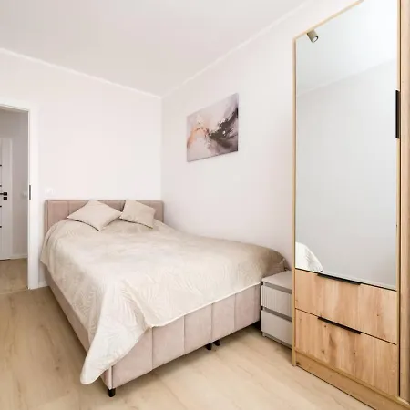Three Bedroom - Parking, Aircon & Balcony By Rentujemy * Breslavia