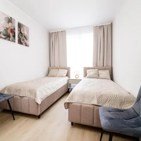 Three Bedroom - Parking, Aircon & Balcony By Rentujemy * Breslavia