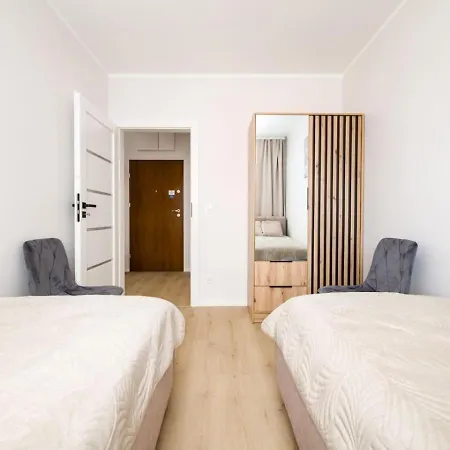 Three Bedroom - Parking, Aircon & Balcony By Rentujemy Breslavia