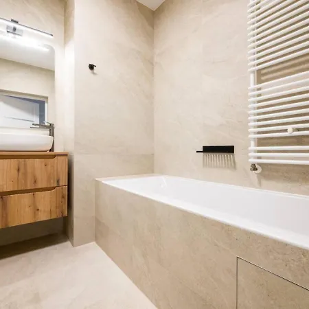 Three Bedroom - Parking, Aircon & Balcony By Rentujemy Breslavia