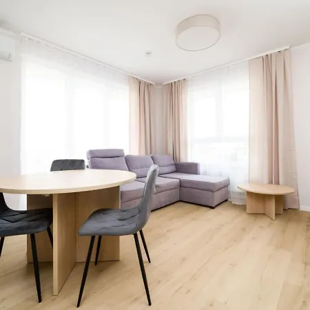 Three Bedroom - Parking, Aircon & Balcony By Rentujemy Apartamento *