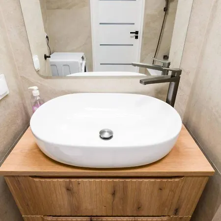 Three Bedroom - Parking, Aircon & Balcony By Rentujemy * Breslavia