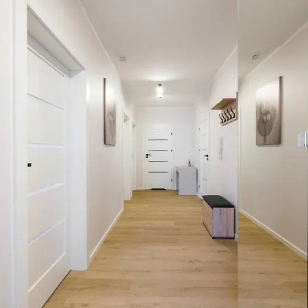 Three Bedroom - Parking, Aircon & Balcony By Rentujemy Apartamento *