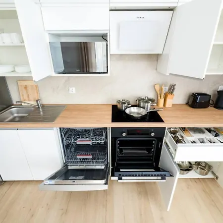 Three Bedroom - Parking, Aircon & Balcony By Rentujemy Apartamento