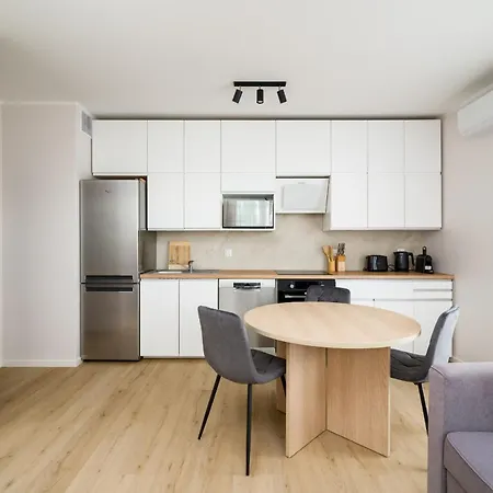 Three Bedroom - Parking, Aircon & Balcony By Rentujemy