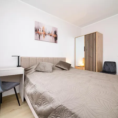 Three Bedroom - Parking, Aircon & Balcony By Rentujemy Apartamento