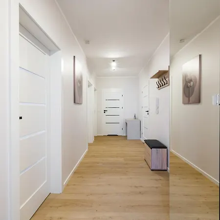 Three Bedroom - Parking, Aircon & Balcony By Rentujemy * Breslavia
