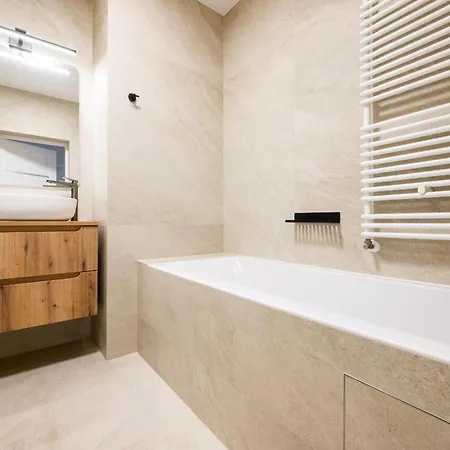 Apartamento Three Bedroom - Parking, Aircon & Balcony By Rentujemy