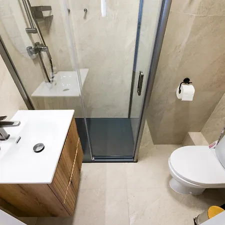 Three Bedroom - Parking, Aircon & Balcony By Rentujemy * Breslavia