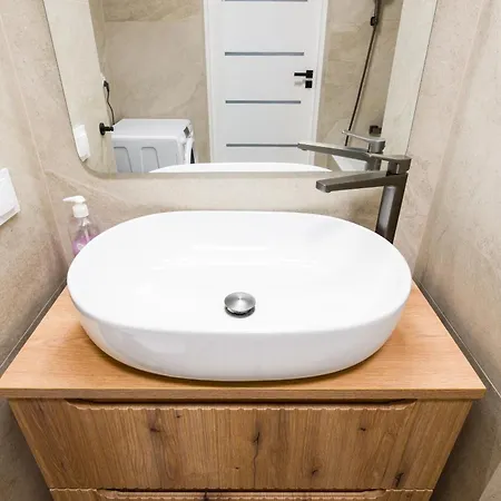 Three Bedroom - Parking, Aircon & Balcony By Rentujemy * Breslavia