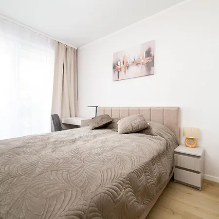 Three Bedroom - Parking, Aircon & Balcony By Rentujemy