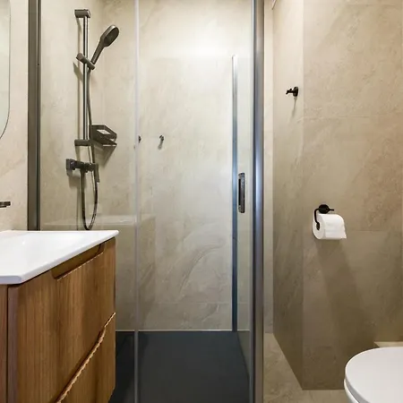 Three Bedroom - Parking, Aircon & Balcony By Rentujemy * Breslavia