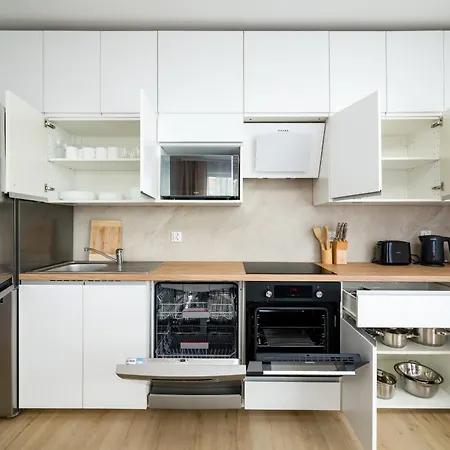 Three Bedroom - Parking, Aircon & Balcony By Rentujemy Apartamento *
