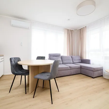 Three Bedroom - Parking, Aircon & Balcony By Rentujemy * Breslavia