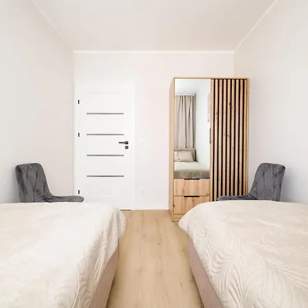 Three Bedroom - Parking, Aircon & Balcony By Rentujemy Apartamento Breslavia