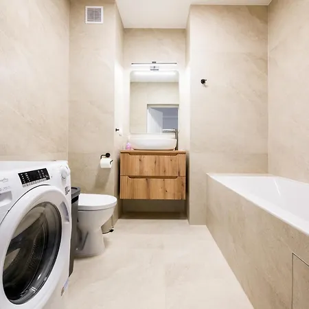 Three Bedroom - Parking, Aircon & Balcony By Rentujemy Apartamento Breslavia