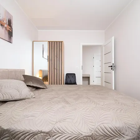 Three Bedroom - Parking, Aircon & Balcony By Rentujemy Breslavia