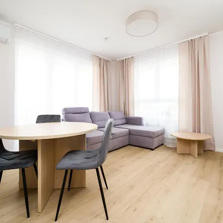 Three Bedroom - Parking, Aircon & Balcony By Rentujemy *