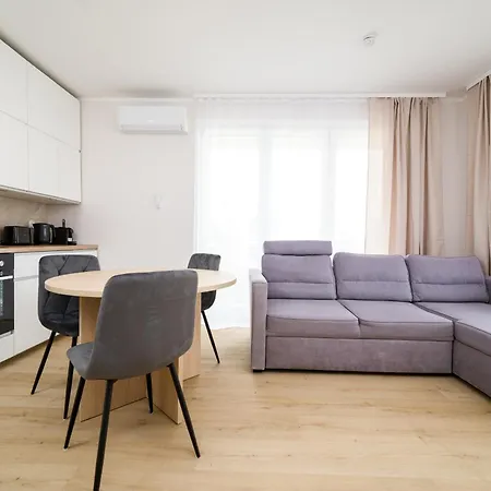 Three Bedroom - Parking, Aircon & Balcony By Rentujemy Apartamento *